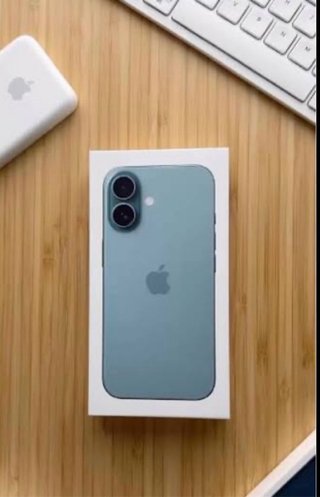 iPhone 16 verde azulado.