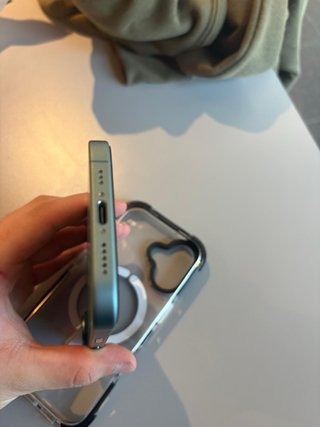 iPhone 16 verde azulado.