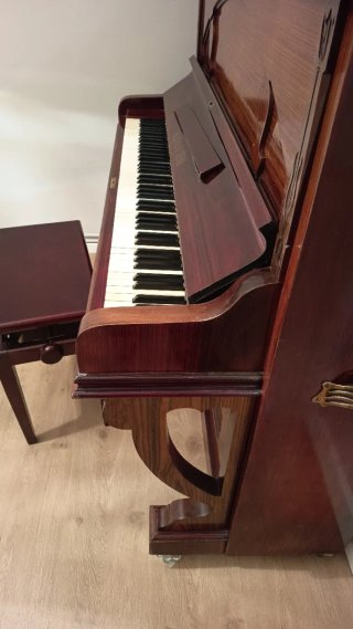 Piano vertical de madera oscura