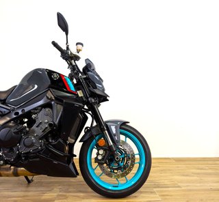YAMAHA MT 09  35kW (modelo actual) 70kW 2023