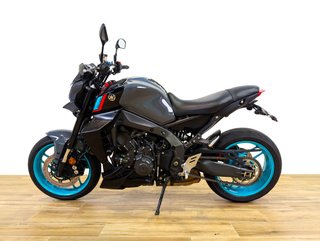 YAMAHA MT 09  35kW (modelo actual) 70kW 2023