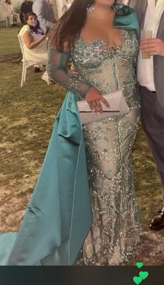 Vestido boda gitana verde con pedrería