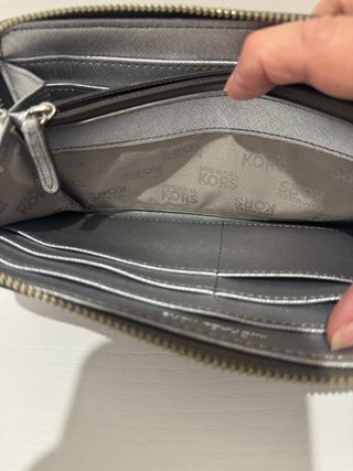Cartera Michael Kors plateada efecto piel serpient