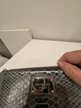 Cartera Michael Kors plateada efecto piel serpient