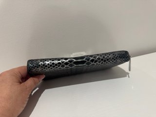 Cartera Michael Kors plateada efecto piel serpient