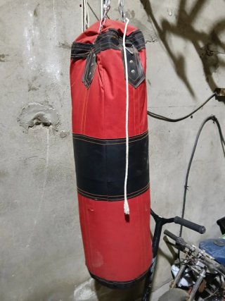 Saco de boxeo rojo y negro
