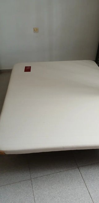 Cama 150 con base tapizada y muebles de regalo.