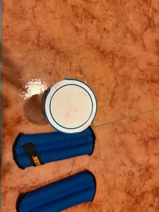 Kit de ejercicio: bandas y pesas y botella brita.