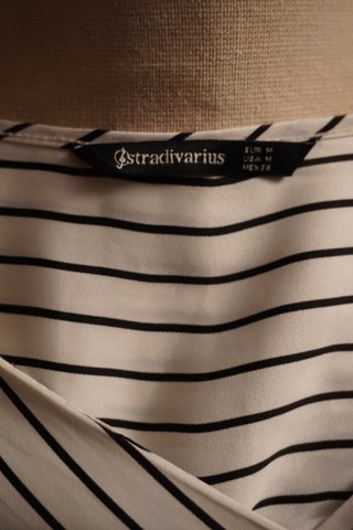 Blusa de rayas blancas y negras