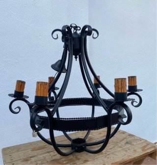 Lámpara de forja negra y madera