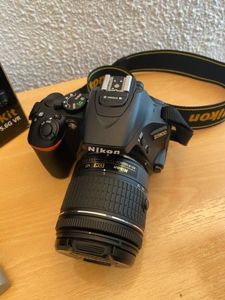 Cámara Nikon D5600 + funda + trípode