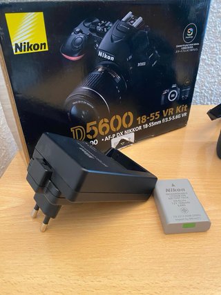 Cámara Nikon D5600 + funda + trípode