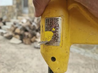 Desbrozadora eléctrica amarilla