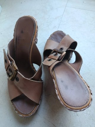 Sandalias Geox tacón cuña marrón