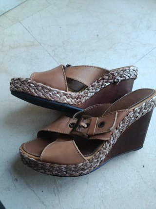 Sandalias Geox tacón cuña marrón