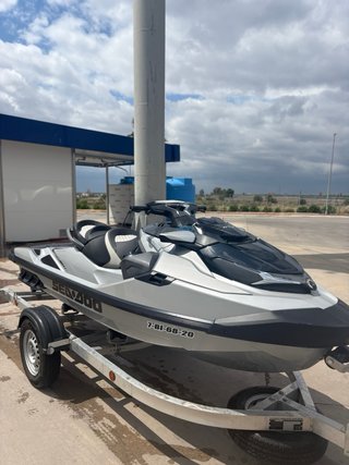 Moto de agua Sea-Doo GTX 300 de 2020.