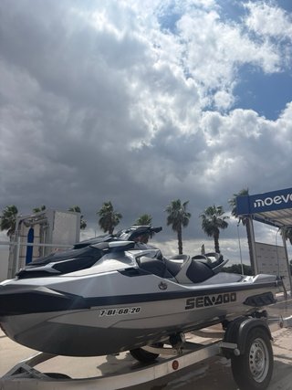 Moto de agua Sea-Doo GTX 300 de 2020.