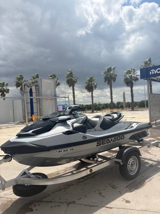 Moto de agua Sea-Doo GTX 300 de 2020.