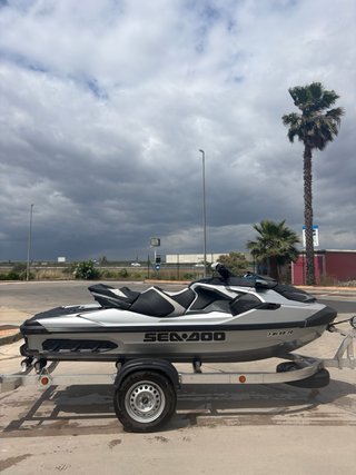 Moto de agua Sea-Doo GTX 300 de 2020.