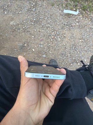 iPhone 15 con parte trasera rota