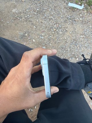 iPhone 15 con parte trasera rota