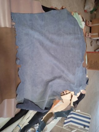 Piel Genuine color azul cielo Curtido Vegetal.18€.