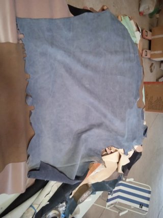 Piel Genuine color azul cielo Curtido Vegetal.18€.