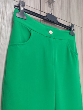 Pantalón verde nuevo