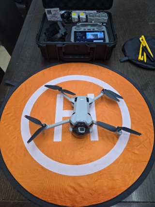 DJI Mini 4 Pro Drone con Mando y Accesorios