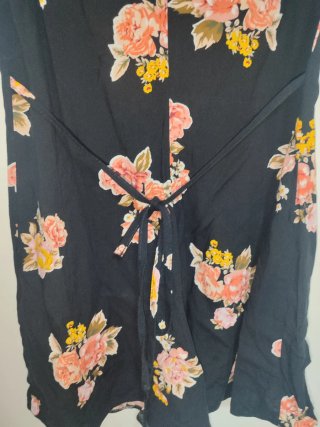 Mono floral negro y rosa