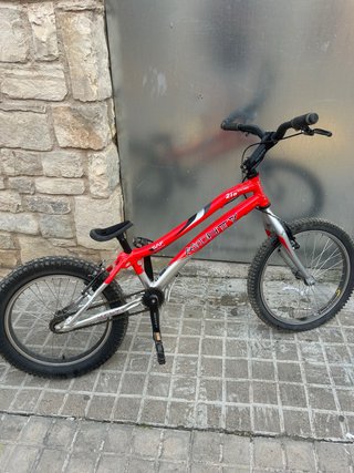 Bici Monty de Salto Roja