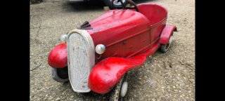 Coche de pedales clásico rojo