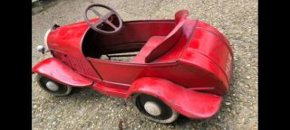 Coche de pedales clásico rojo