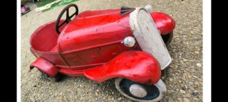 Coche de pedales clásico rojo