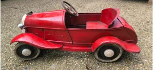 Coche de pedales clásico rojo