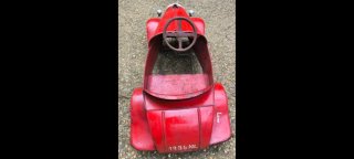 Coche de pedales clásico rojo