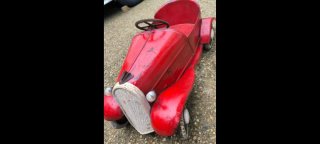 Coche de pedales clásico rojo