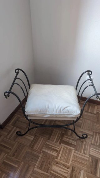 Banqueta descalzadora forja y tela beige