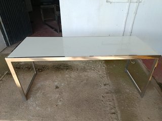 Mesa moderna patas acero y sobre blanco