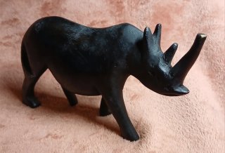 Escultura de rinoceronte em madeira