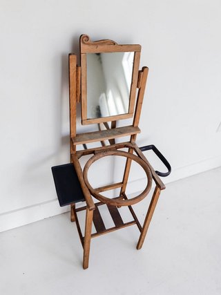 Lavabo antiguo de madera con espejo