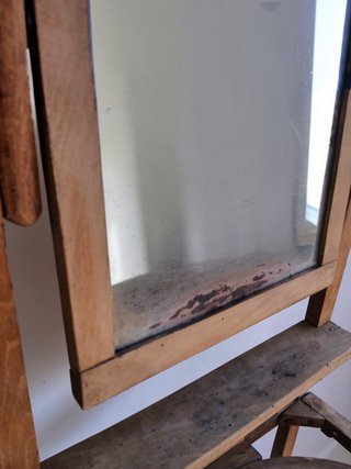 Lavabo antiguo de madera con espejo