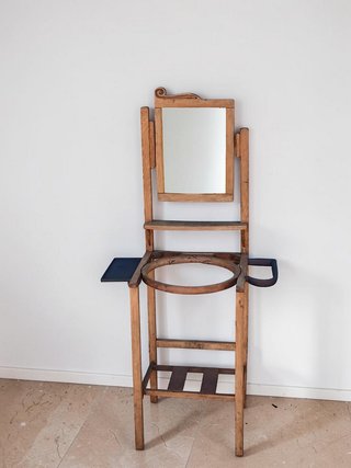 Lavabo antiguo de madera con espejo