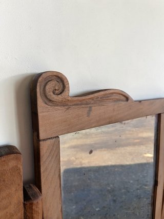 Lavabo antiguo de madera con espejo