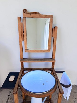 Lavabo antiguo de madera con espejo