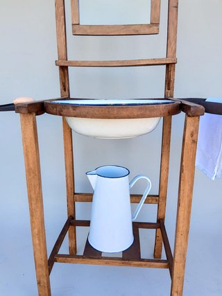 Lavabo antiguo de madera con espejo