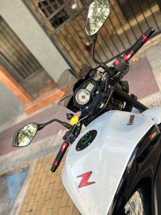 Kawasaki Z750 Blanca