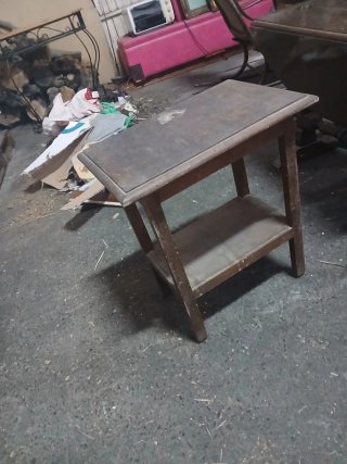 Mesa auxiliar antigua de madera