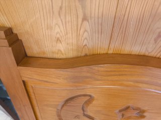 Cabecero de cama de madera con sol y luna