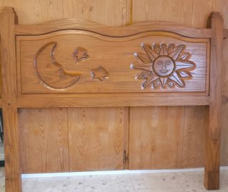 Cabecero de cama de madera con sol y luna